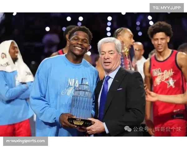 终场哨响,爱德华兹高举科比杯接受全场欢呼 终场哨响,爱德华兹高举科比杯接受全场欢呼